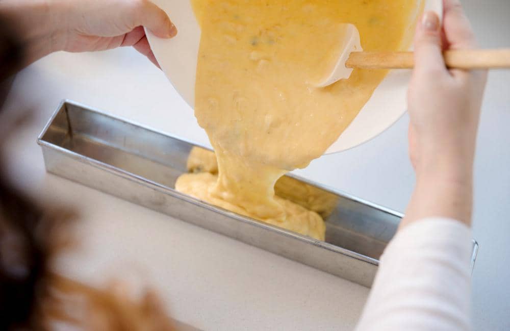 Potret menuangkan adonan ke dalam loyang