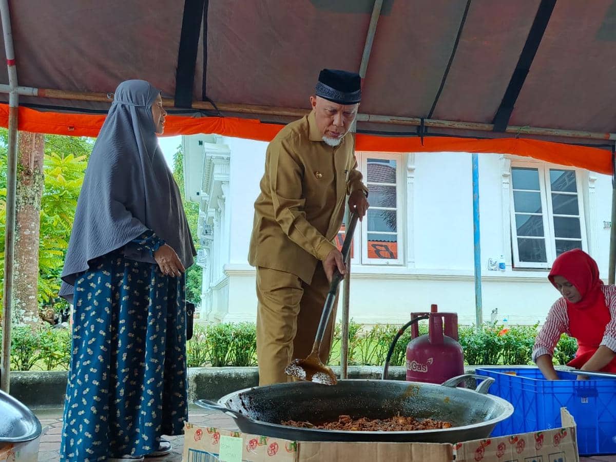 Gubernur Sumbar, Mahyeldi ikut memasak rendang