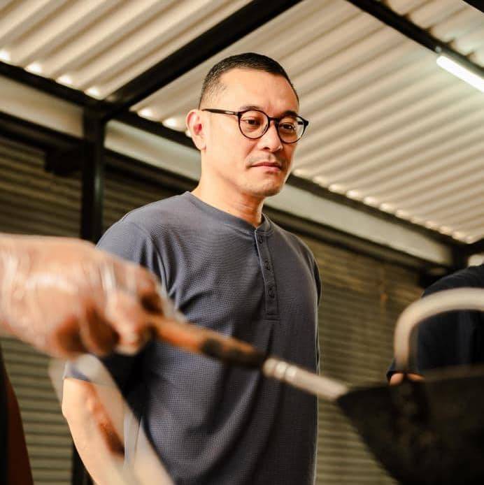 Christian Edonis atau akrab disapa Edo, generasi penerus usaha kuliner legendaris Loenpia Mbak Lien di Kota Semarang. (Dok. SMBC Indonesia)