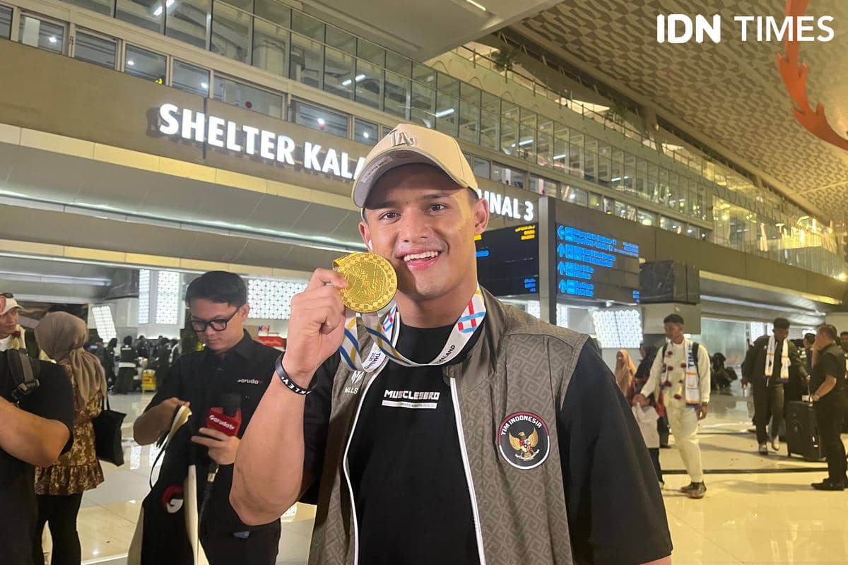 Lifter putra Indonesia, Rizki Juniansyah tiba di Tanah Air usai meraih medali emas dari SEA Games 2025 Thailand