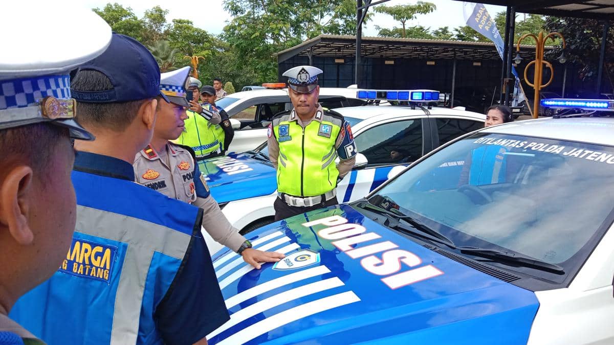 Personel kepolisian mengecek kelayakan kendaraan untuk operasional Nataru. 