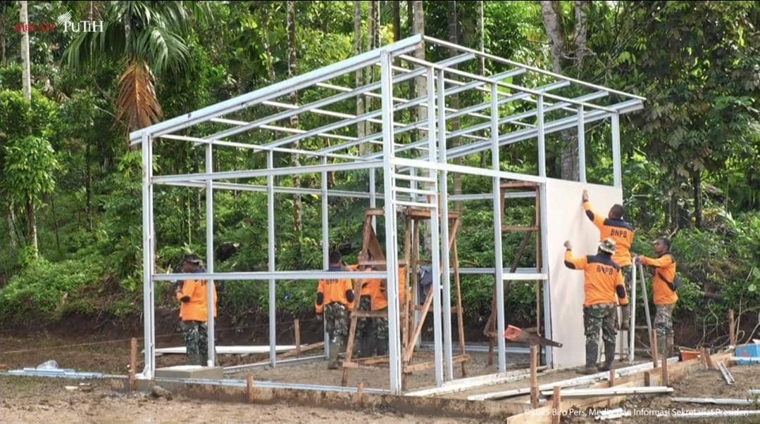 Kala Seskab Teddy Dengar Curhatan dan Catat Keluhan Pengungsi di Agam