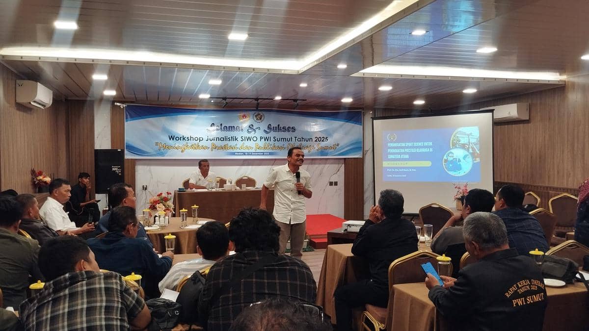 Guru Besar FIK Unimed Prof Ardi Nusri menyampaikan materi di Workshop Jurnalistik SIWO PWI Sumut 2025, Kamis (18/12/2/2025) (dok.SIWO PWI Sumut)