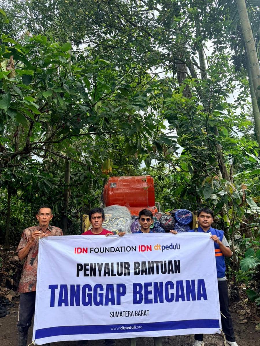 Penyaluran bantuan IDN Foundation bagi warga terdampak banjir bandang dan erupsi Gunung Marapi di wilayah Sungai Batang, Maninjau, Kabupaten Agam, Sumatra Barat.
