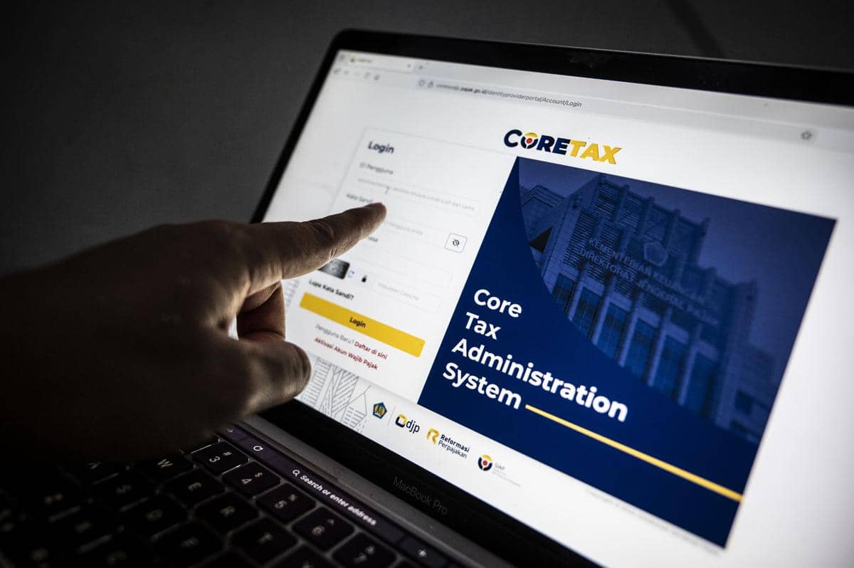 Warga mengakses laman sistem akun perpajakan Coretax di Semarang, Jawa Tengah. (ANTARA FOTO/Aprillio Akbar)