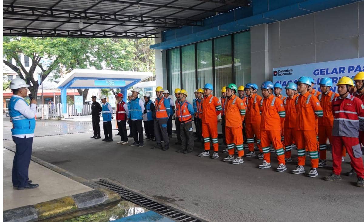 PT PLN (Persero) melalui Unit Induk Distribusi Sulselrabar menggelar Apel Siaga Kelistrikan Natal 2025 dan Tahun Baru 2026 (Nataru) sebagai bentuk kesiapan personel, peralatan, dan sistem kelistrikan guna memastikan pasokan listrik tetap andal, aman, dan berkelanjutan selama periode Nataru. (Dok. IDN Times)