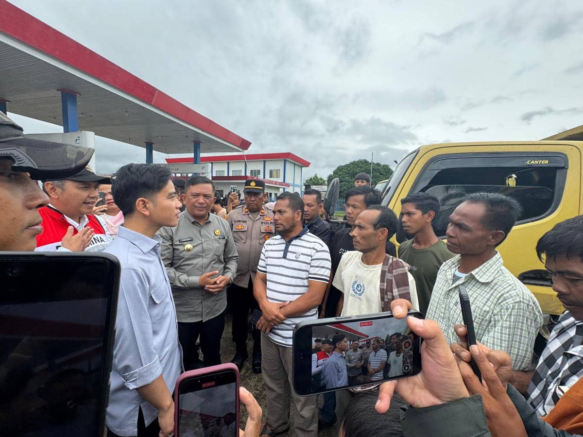 Wakil Presiden (Wapres) Gibran Rakabuming menyempatkan diri meninjau Stasiun Pengisian Bahan Bakar Umum (SPBU)