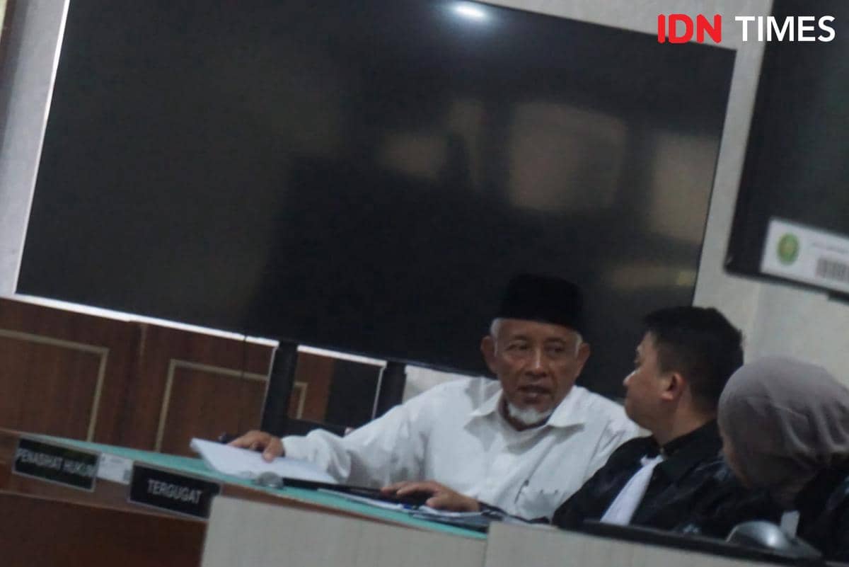 Mantan Bupati Sleman, Sri Purnomo menjalani sidang perdana dugaan korupsi dana hibah pariwisata tahun 2020 di PN Kota Yogyakarta, Kamis (18/12/2025).