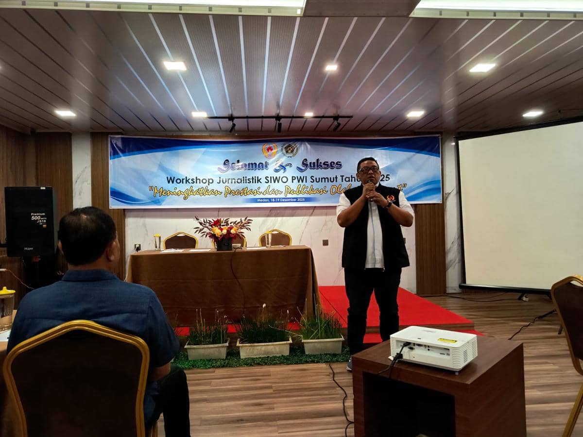 Wakil Ketua I KONI Sumut saat membuka Workshop Jurnalistik SIWO PWI Sumut 2025, Kamis (18/12/2/2025) (dok.SIWO PWI Sumut)