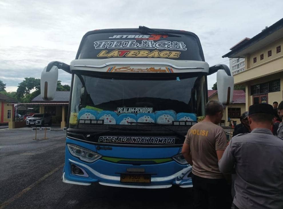Polisi mengevakuasi korban kecelakaan di depan gedung Pemkot Prabumulih.