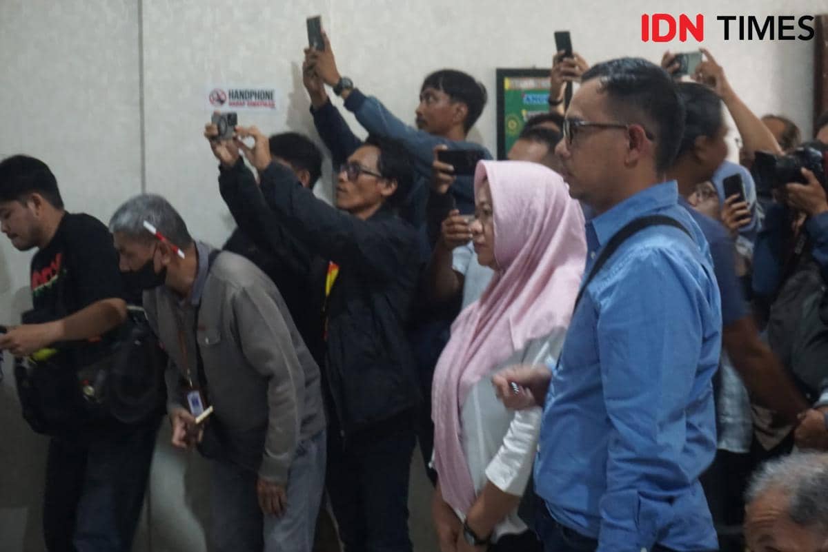 Mantan Bupati Sleman, Sri Purnomo menjalani sidang perdana dugaan korupsi dana hibah pariwisata tahun 2020 di PN Kota Yogyakarta, Kamis (18/12/2025).