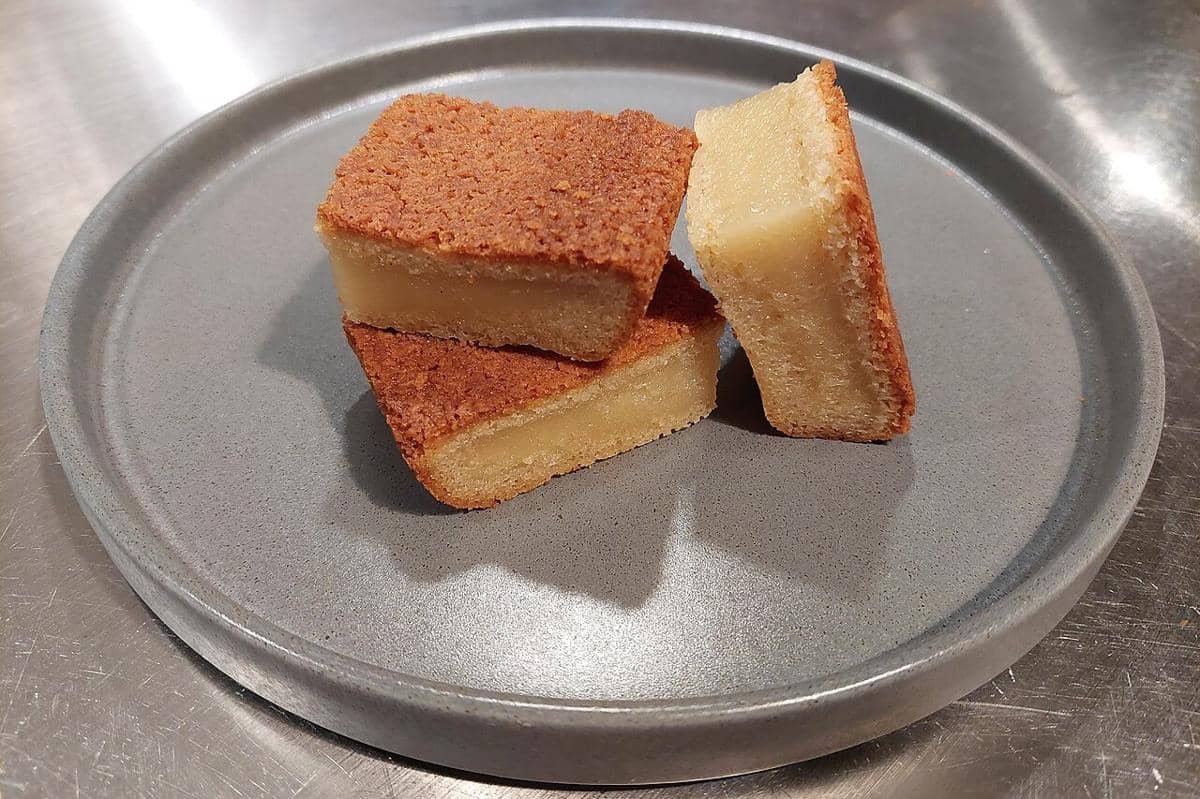 Potongan kue butter mochi