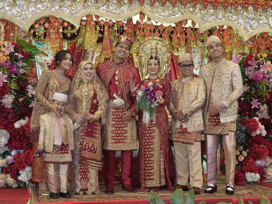 Ubur ubur ikan lele, da frans ka Indah udah halal leee#indahnyacintafrans Baju Resepsi Fuji by @ (1).jpg