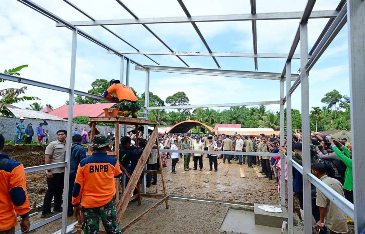 Presiden Prabowo Subianto meninjau langsung salah satu lokasi huntara di Kabupaten Agam