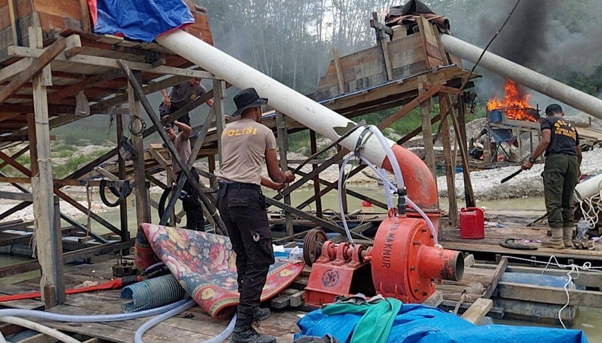 Tim Gabungan saat menindak dan memusnahkan puluhan rakit PETI di area kebun karet milik Pemkab Kuansing (IDN Times/ dok Polres Kuansing)