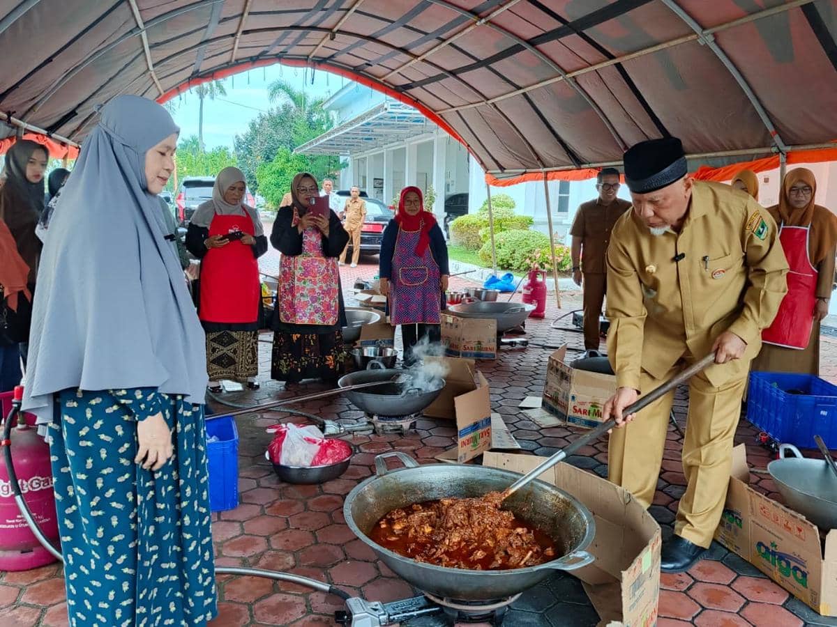 Gubernur Sumbar, Mahyeldi ikut memasak rendang