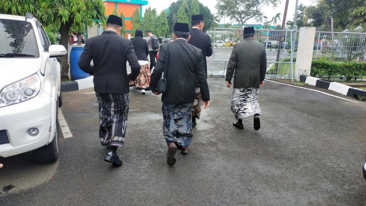 Menteri Haji dan pejabat Kemenhaj kompak mengenakan jas, sarung batik, peci hitam, dan dasi kupu-kupu yang terinspirasi gaya para pejuang tempo dulu