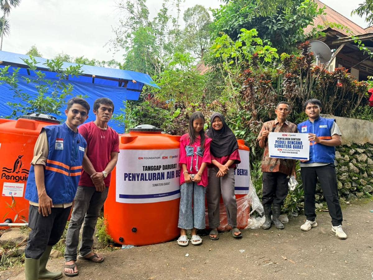 Penyaluran bantuan IDN Foundation bagi warga terdampak banjir bandang dan erupsi Gunung Marapi di wilayah Sungai Batang, Maninjau, Kabupaten Agam, Sumatra Barat.