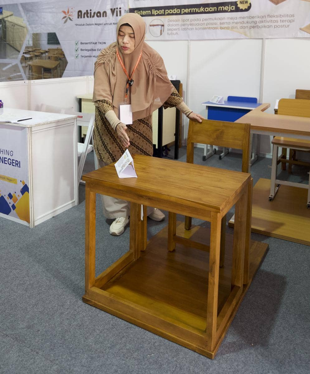 Produk meja terapi anak autisme ergonomis hasil inovasi UNS Solo dan CV Blotan. (Dok. UNS Surakarta)