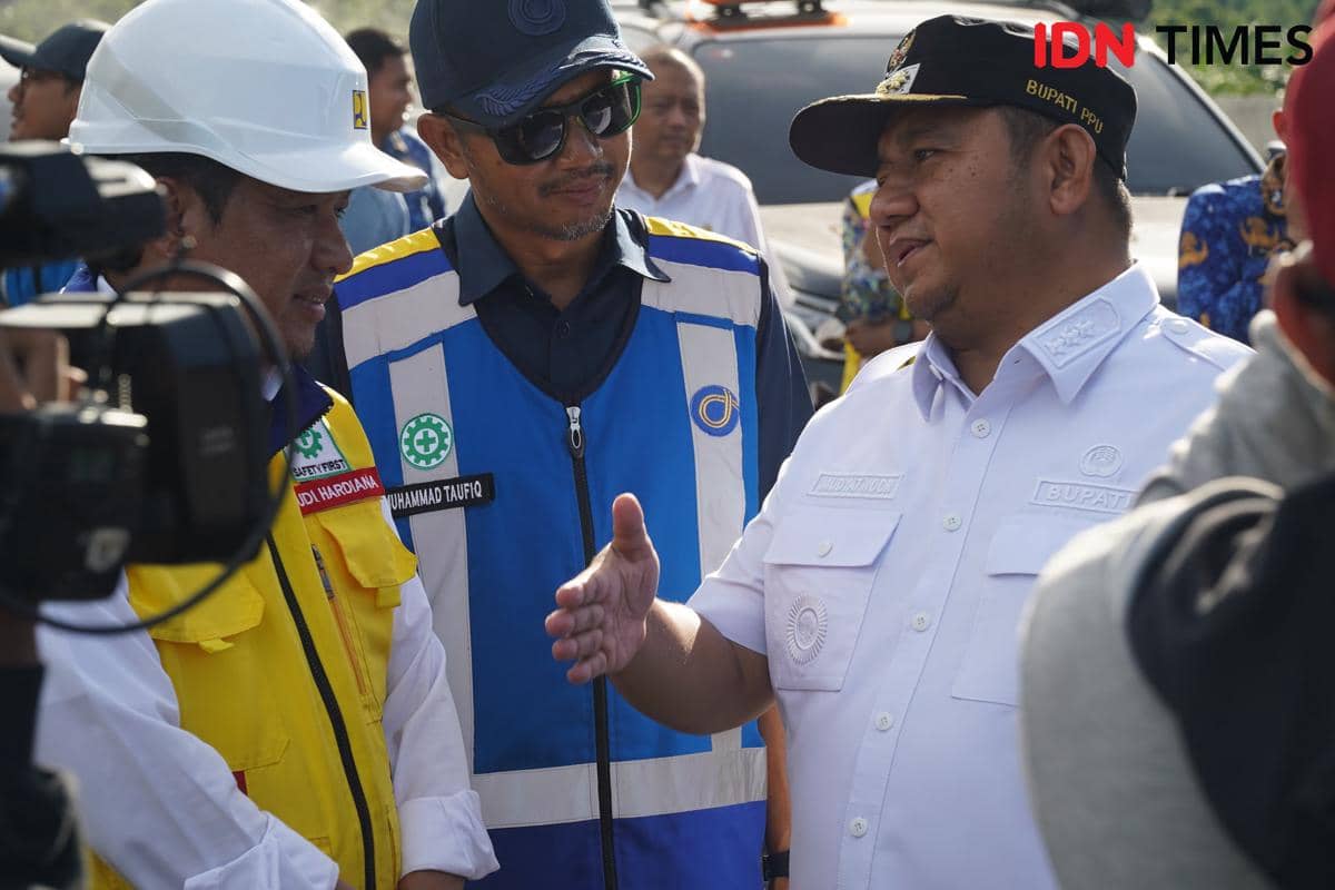 Bupati PPU Mudyat Noor bersama pejabat terkait saat tinjau Tol Pulau Balang