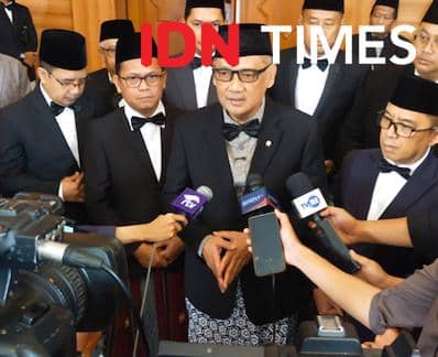 Menteri Haji dan pejabat Kemenhaj kompak mengenakan jas, sarung batik, peci hitam, dan dasi kupu-kupu yang terinspirasi gaya para pejuang tempo dulu