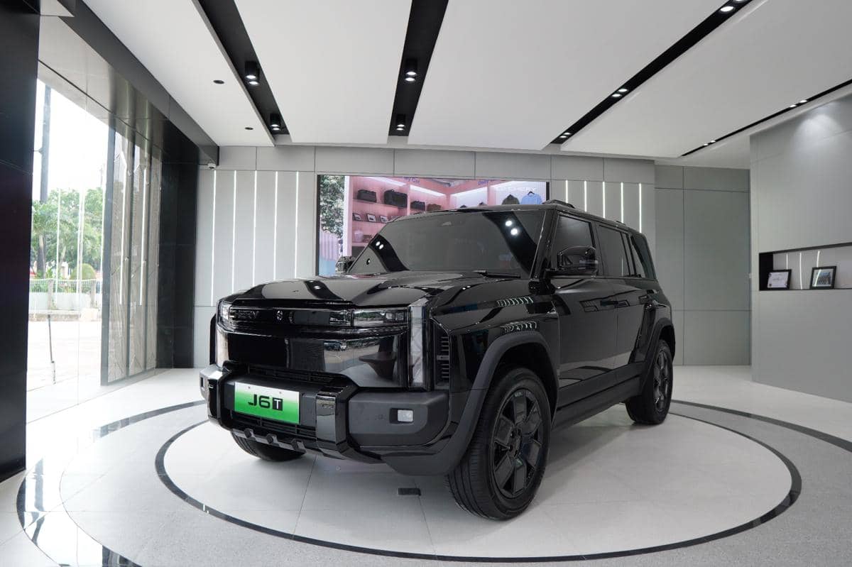 Pamerkan berbagai model mobil Chery