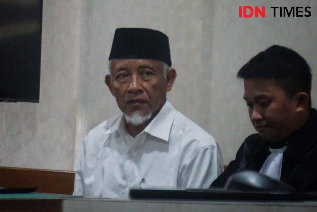 Mantan Bupati Sleman, Sri Purnomo menjalani sidang perdana dugaan korupsi dana hibah pariwisata tahun 2020 di PN Kota Yogyakarta, Kamis (18/12/2025).