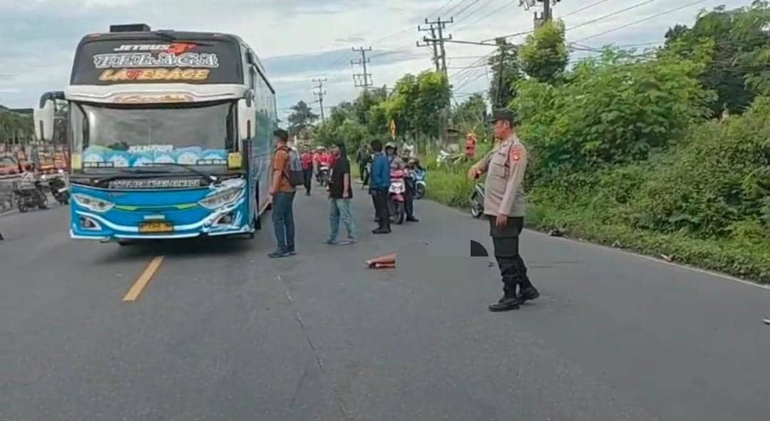 Polisi mengevakuasi korban kecelakaan di depan gedung Pemkot Prabumulih.
