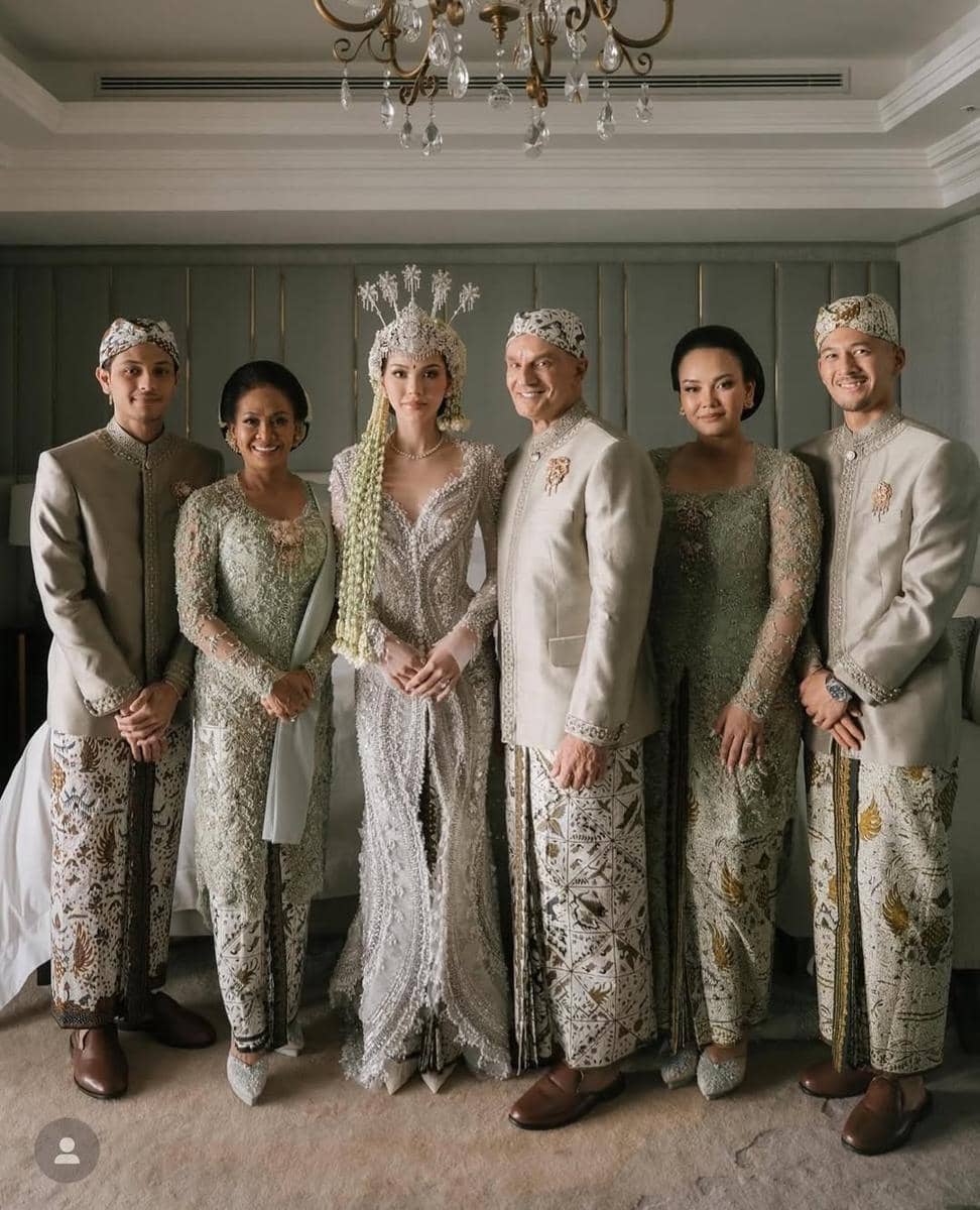 #studioboh #boh #seragamkeluarga Thank You @alyssadaguise Photo- @derai.studioGroom’s attire- @a (1).jpg