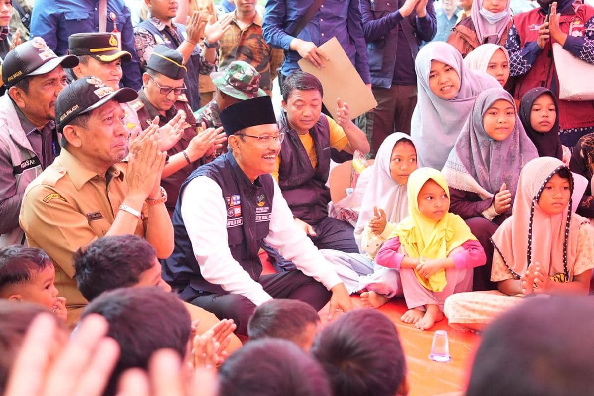 Mensos Salurkan Santunan Rp15 Juta kepada 31 Korban Meninggal di Aceh