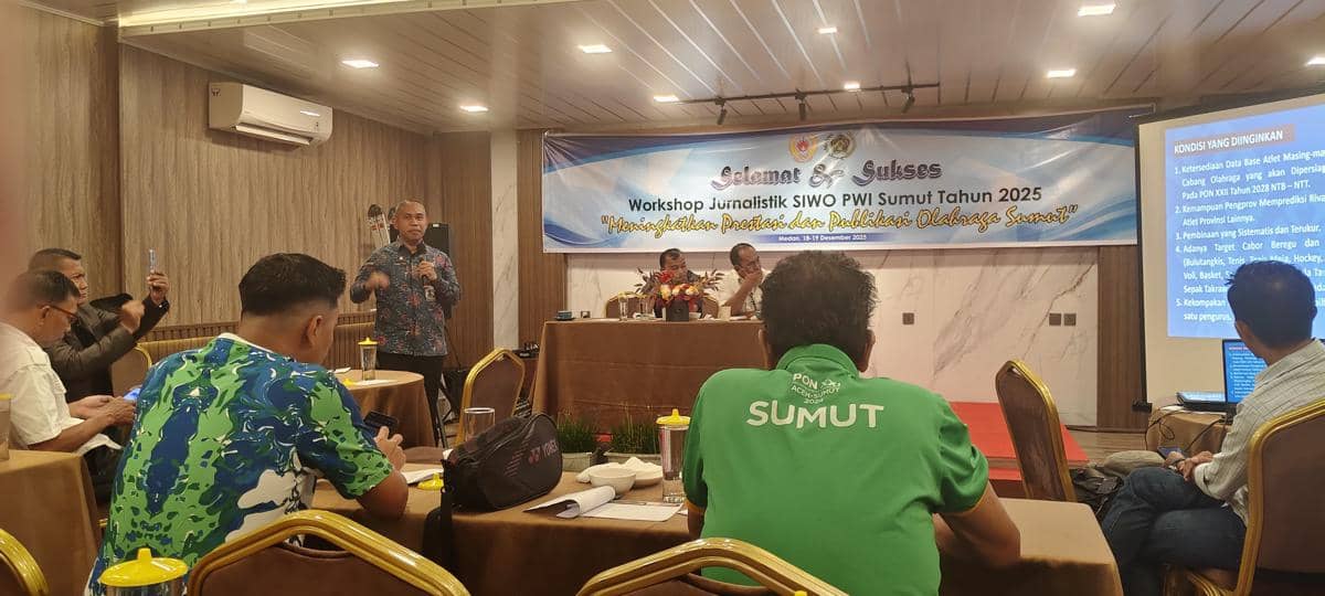 Kadispora M Mahfullah menyampaikan materi di Workshop Jurnalistik SIWO PWI Sumut 2025, Kamis (18/12/2/2025) (dok.SIWO PWI Sumut)