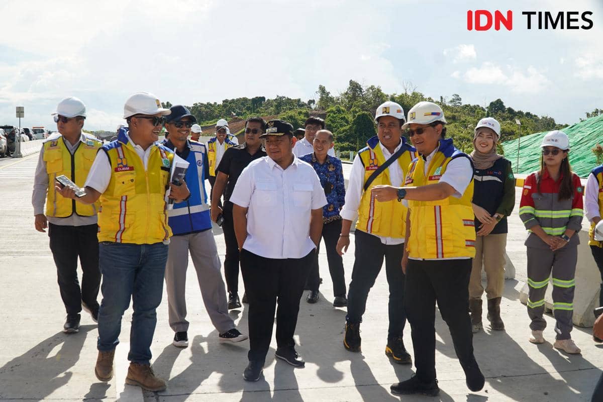Bupati PPU Mudyat Noor bersama pejabat terkait saat tinjau Tol Pulau Balang