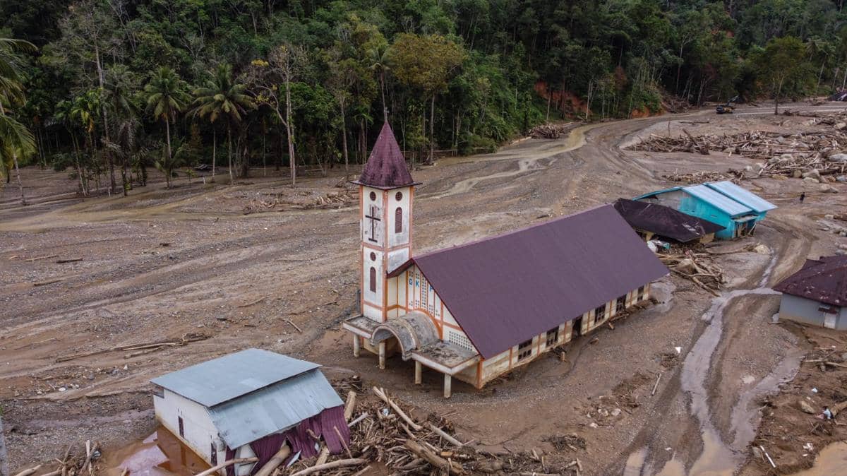 Kondisi Kelurahan Hutanobolon, Kecamatan Tukka, Kabupaten Tapanuli Tengah, Kamis (18/12/2025). (IDN Times/Prayugo Utomo)