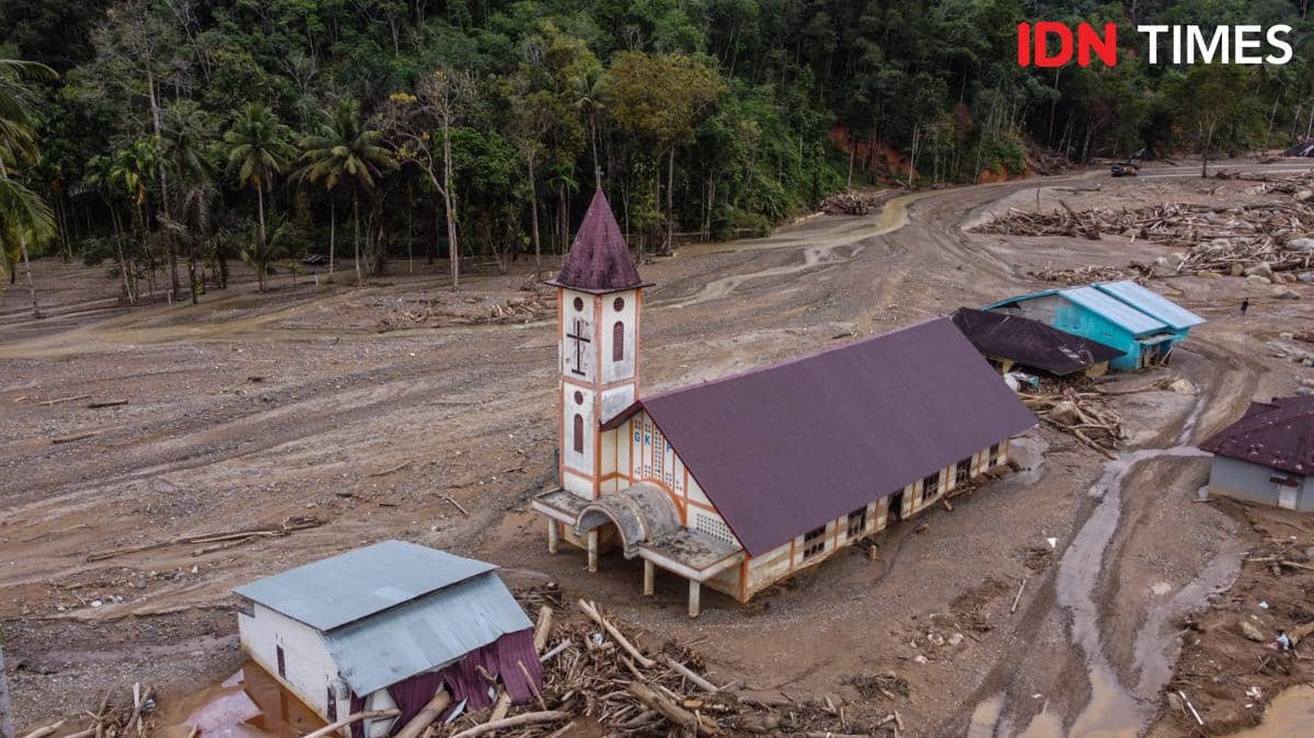 Kondisi Kelurahan Hutanobolon, Kecamatan Tukka, Kabupaten Tapanuli Tengah, Kamis (18/12/2025). (IDN Times/Prayugo Utomo)