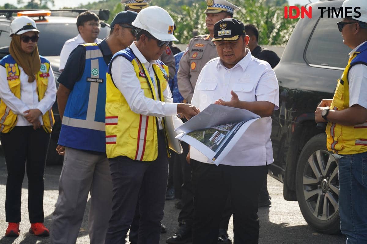 Bupati PPU Mudyat Noor bersama pejabat terkait saat tinjau Tol Pulau Balang
