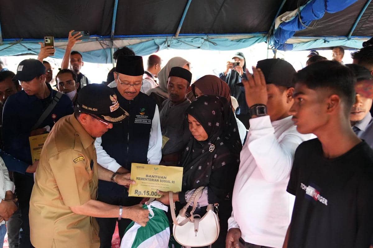 Mensos Salurkan Santunan Rp15 Juta kepada 31 Korban Meninggal di Aceh