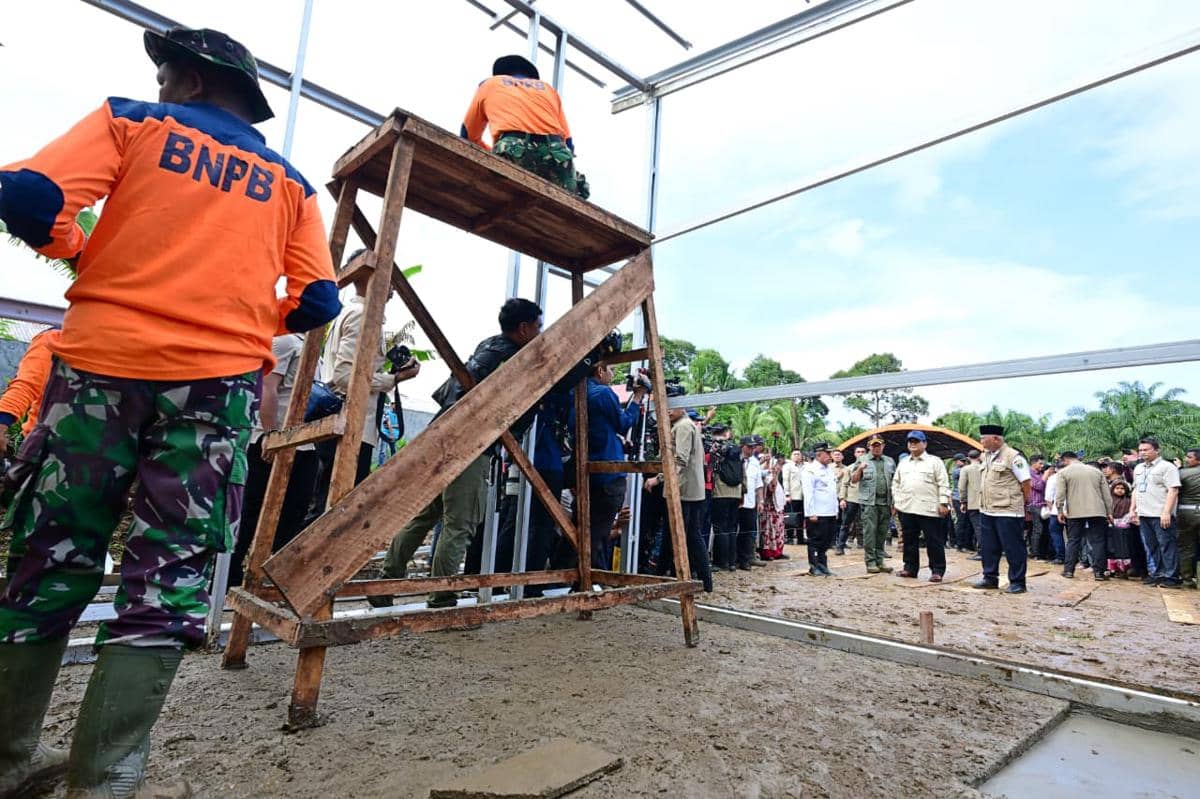 Presiden Prabowo Subianto meninjau langsung salah satu lokasi huntara di Kabupaten Agam