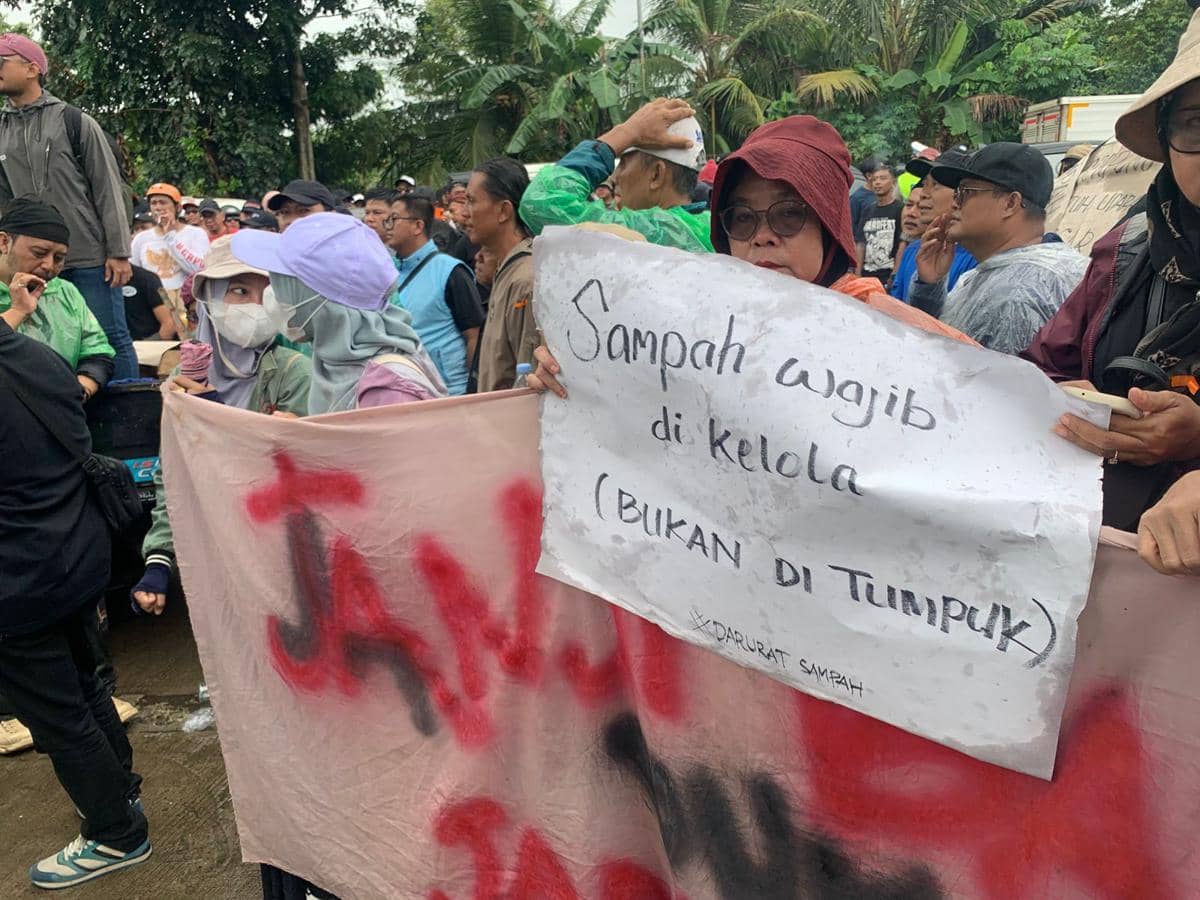 Forum Peduli Serpong gelar aksi di gedung DPRD Tangsel tuntut perbaikan pengelolaan TPA Cipeucang 
