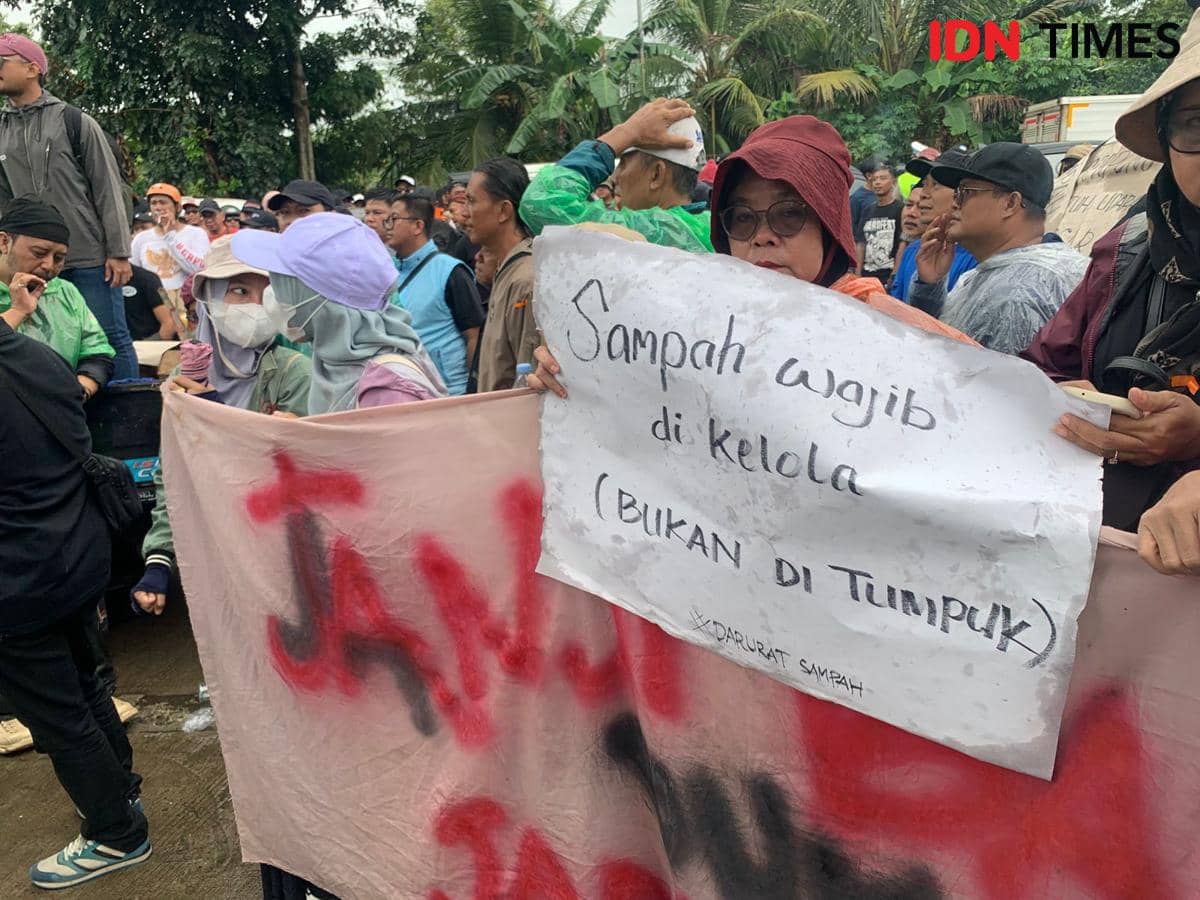 Forum Peduli Serpong gelar aksi di gedung DPRD Tangsel tuntut perbaikan pengelolaan TPA Cipeucang (IDN Times/Muhamad Iqbal)
