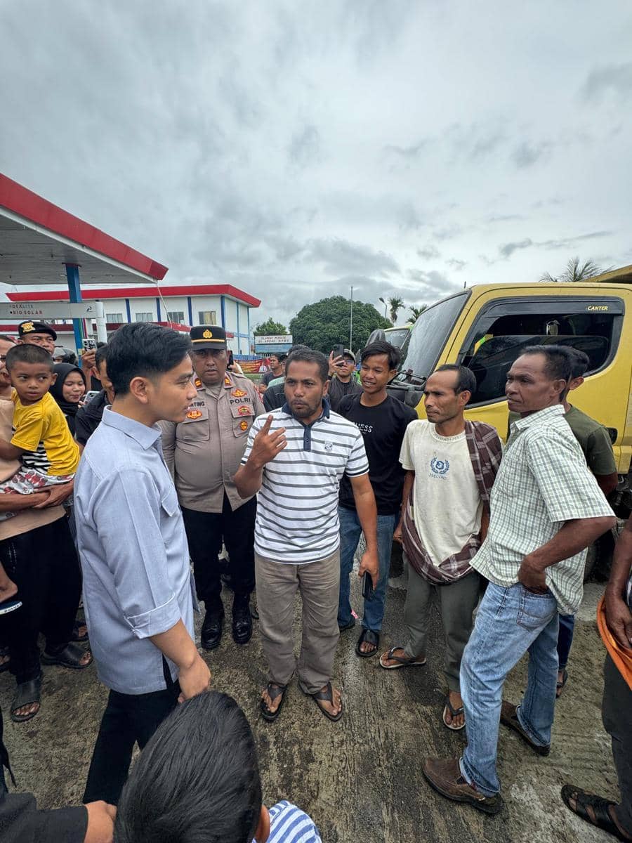 Wakil Presiden (Wapres) Gibran Rakabuming menyempatkan diri meninjau Stasiun Pengisian Bahan Bakar Umum (SPBU)
