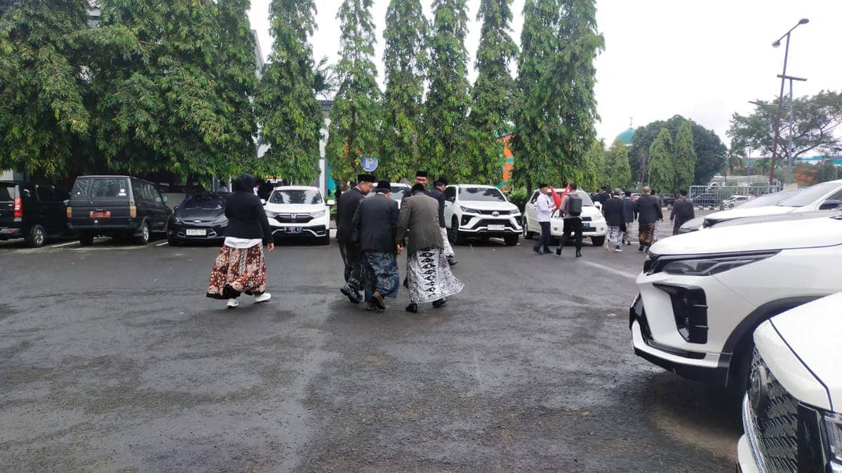 Menteri Haji dan pejabat Kemenhaj kompak mengenakan jas, sarung batik, peci hitam, dan dasi kupu-kupu yang terinspirasi gaya para pejuang tempo dulu