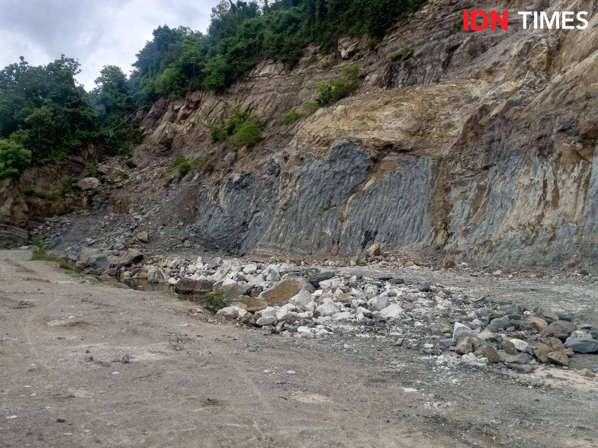 Bukit yang ditambang untuk diratakan guna pembangunan ponpes di Bawuran Pleret Bantul