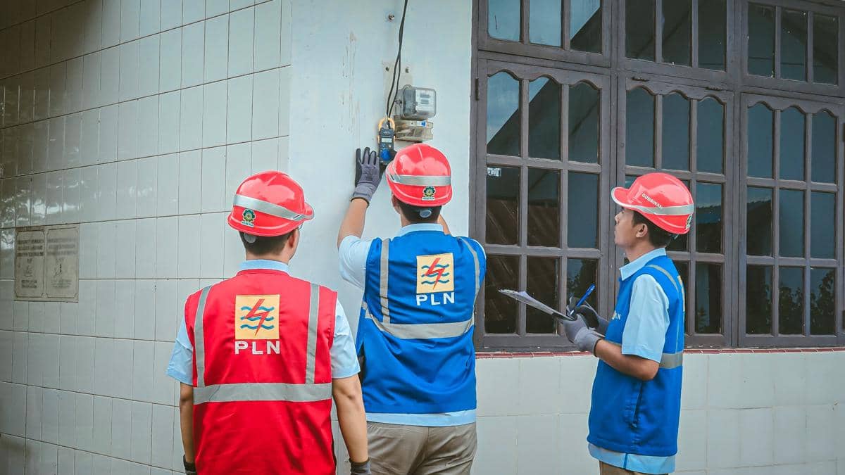 Petugas PLN memeriksa kWh meter pelanggan di Kota Pare-Pare, Sulawesi Selatan. (Dok. IDN Times)