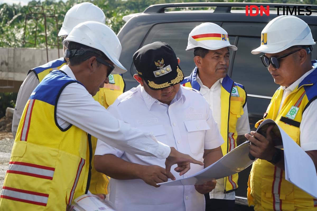 Bupati PPU Mudyat Noor bersama pejabat terkait saat tinjau Tol Pulau Balang