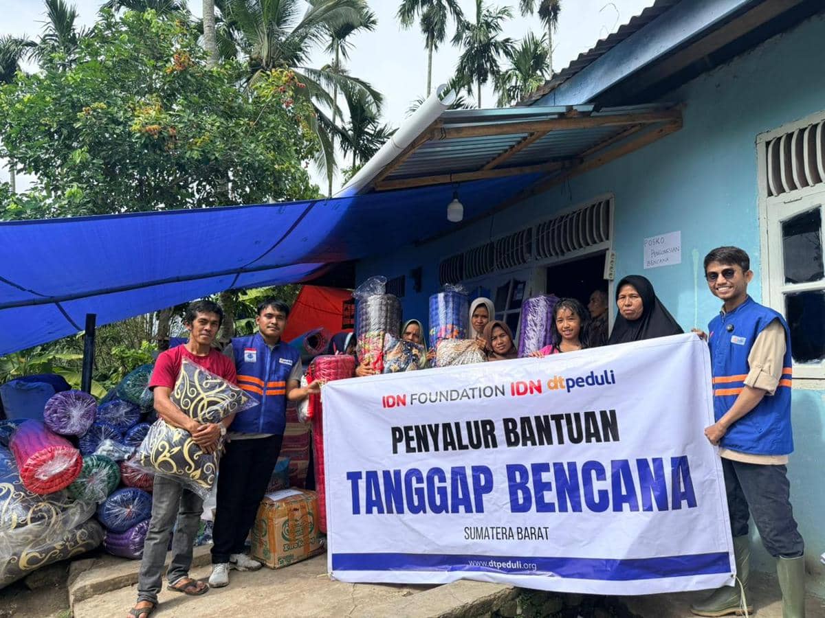 Penyaluran bantuan IDN Foundation bagi warga terdampak banjir bandang dan erupsi Gunung Marapi di wilayah Sungai Batang, Maninjau, Kabupaten Agam, Sumatra Barat.