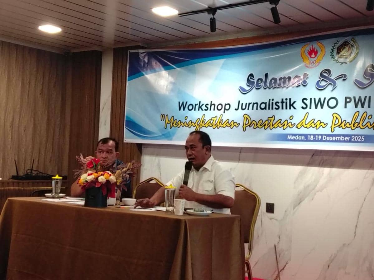 M Syahrir saat menyampaikan materi Workshop Jurnalistik SIWO PWI Sumut 2025, Kamis (18/12/2/2025) (dok.SIWO PWI Sumut)