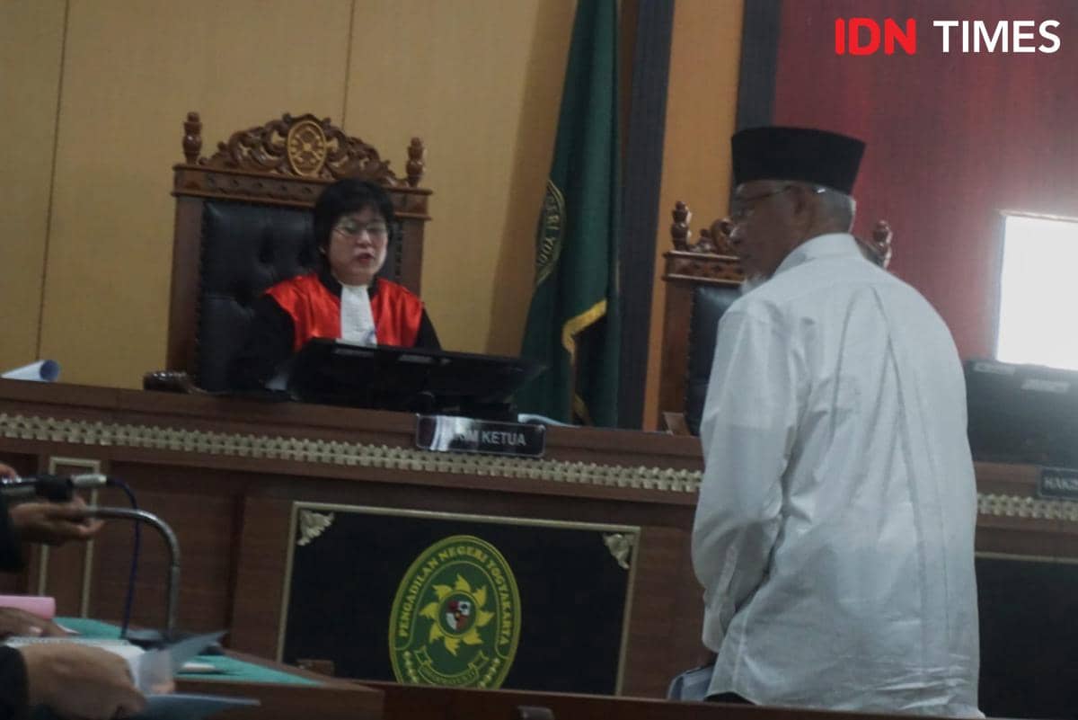 Mantan Bupati Sleman, Sri Purnomo menjalani sidang perdana dugaan korupsi dana hibah pariwisata tahun 2020 di PN Kota Yogyakarta, Kamis (18/12/2025).