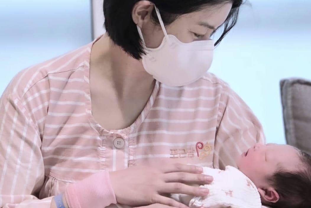 Ahn Si Ha dan bayinya