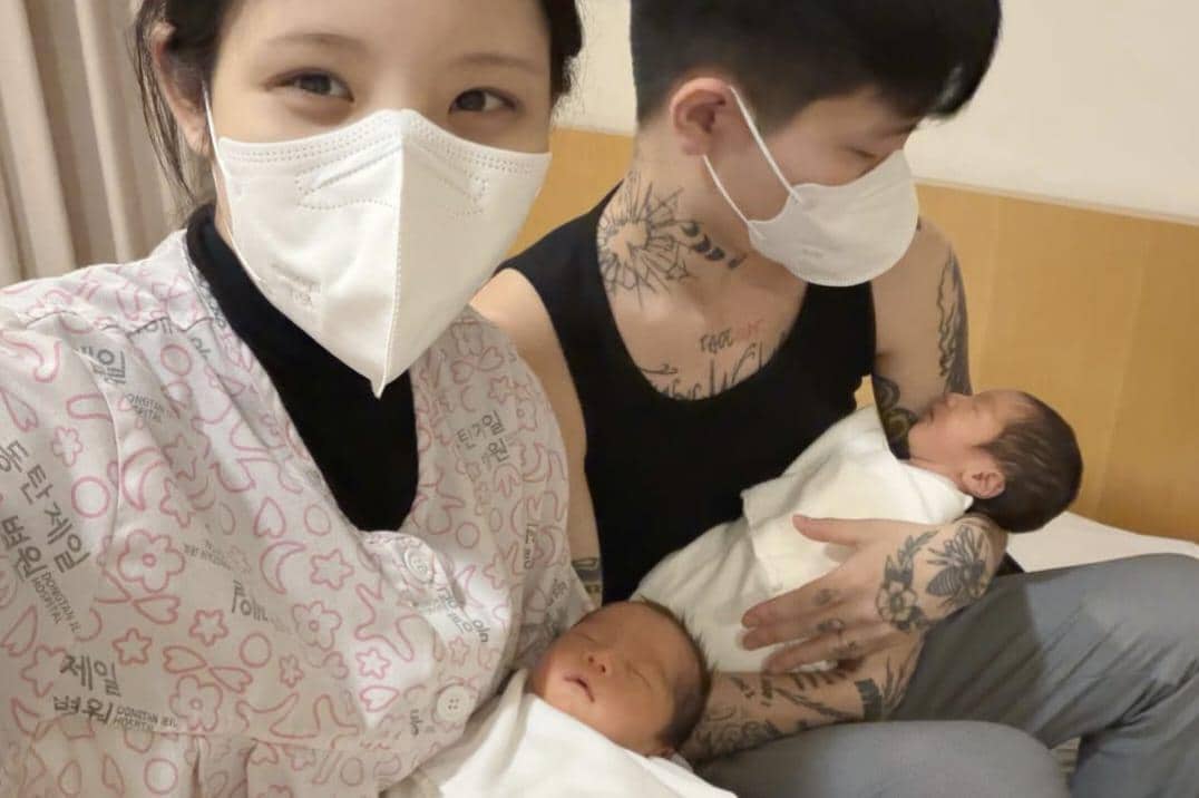 Heesun I:Z, suami, dan bayi kembarnya
