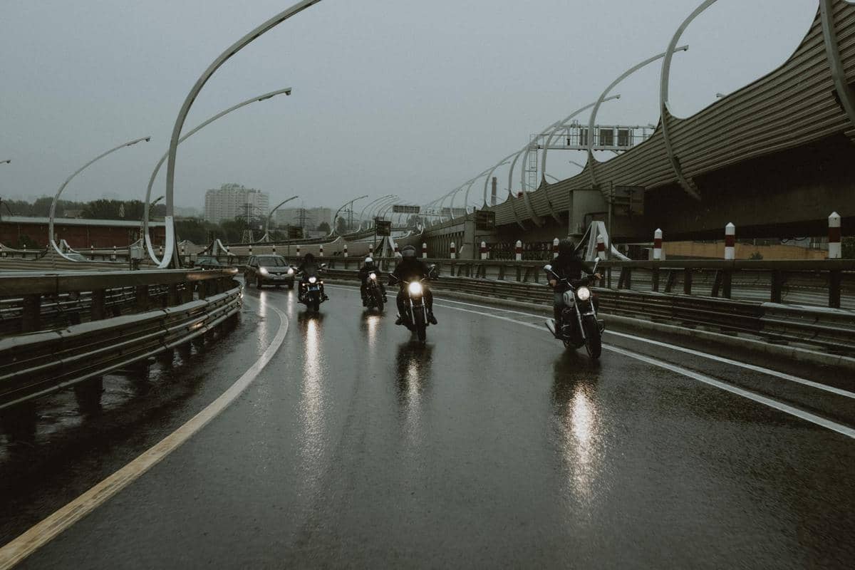 5 Cara Menghadapi Jalanan Banjir Tanpa Bikin Mesin Motor Mati Total